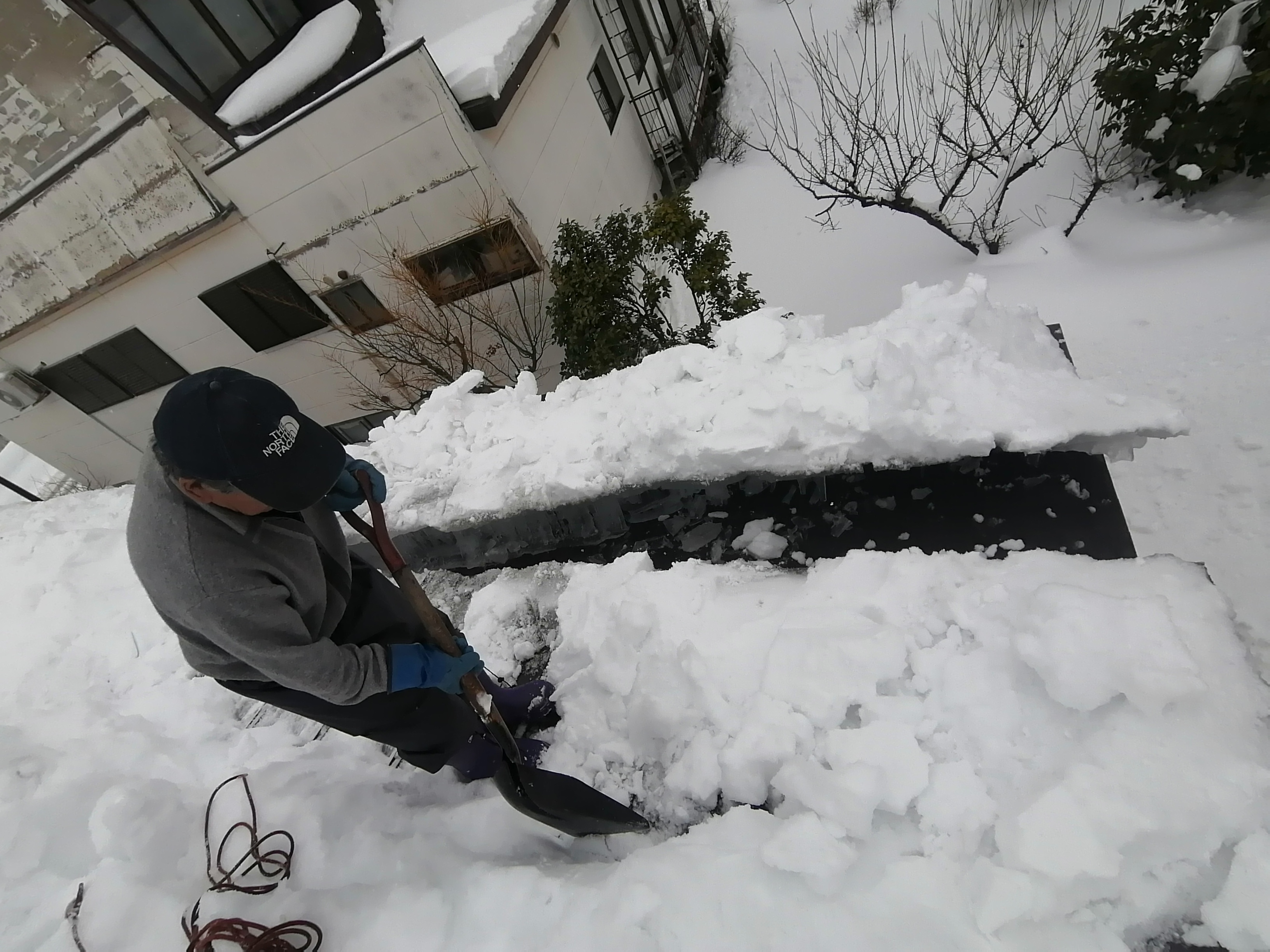 屋根の雪下ろし